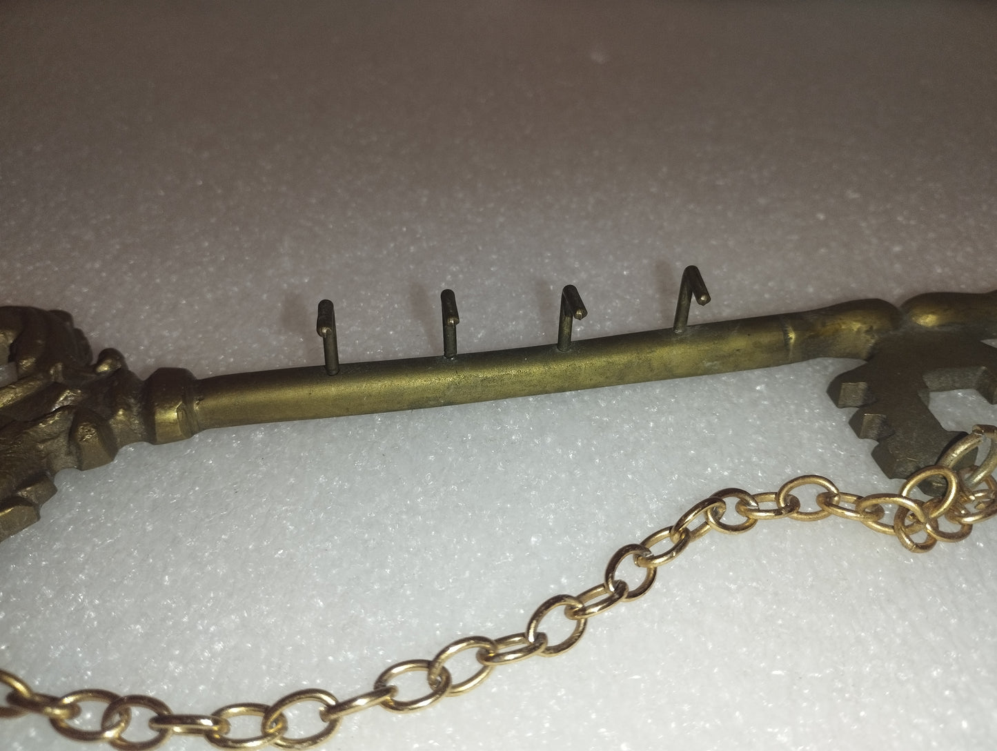 Portachiavi In Ottone Vintage A Forma Di Chiave
Lunghezza cm 24 circa