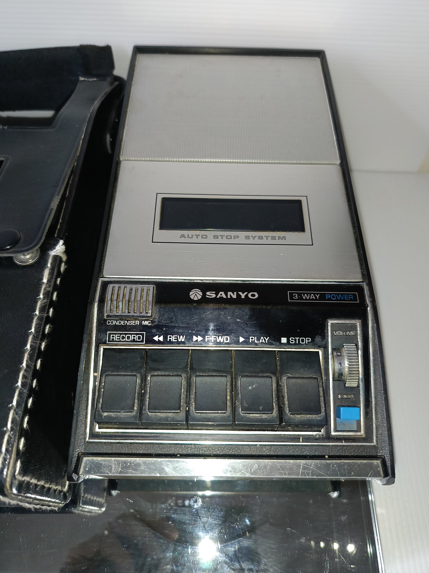 Sanyo Cassette Tape Recorder M2517
Con custodia
Non funzionante da riparare o per pezzi di ricambio.