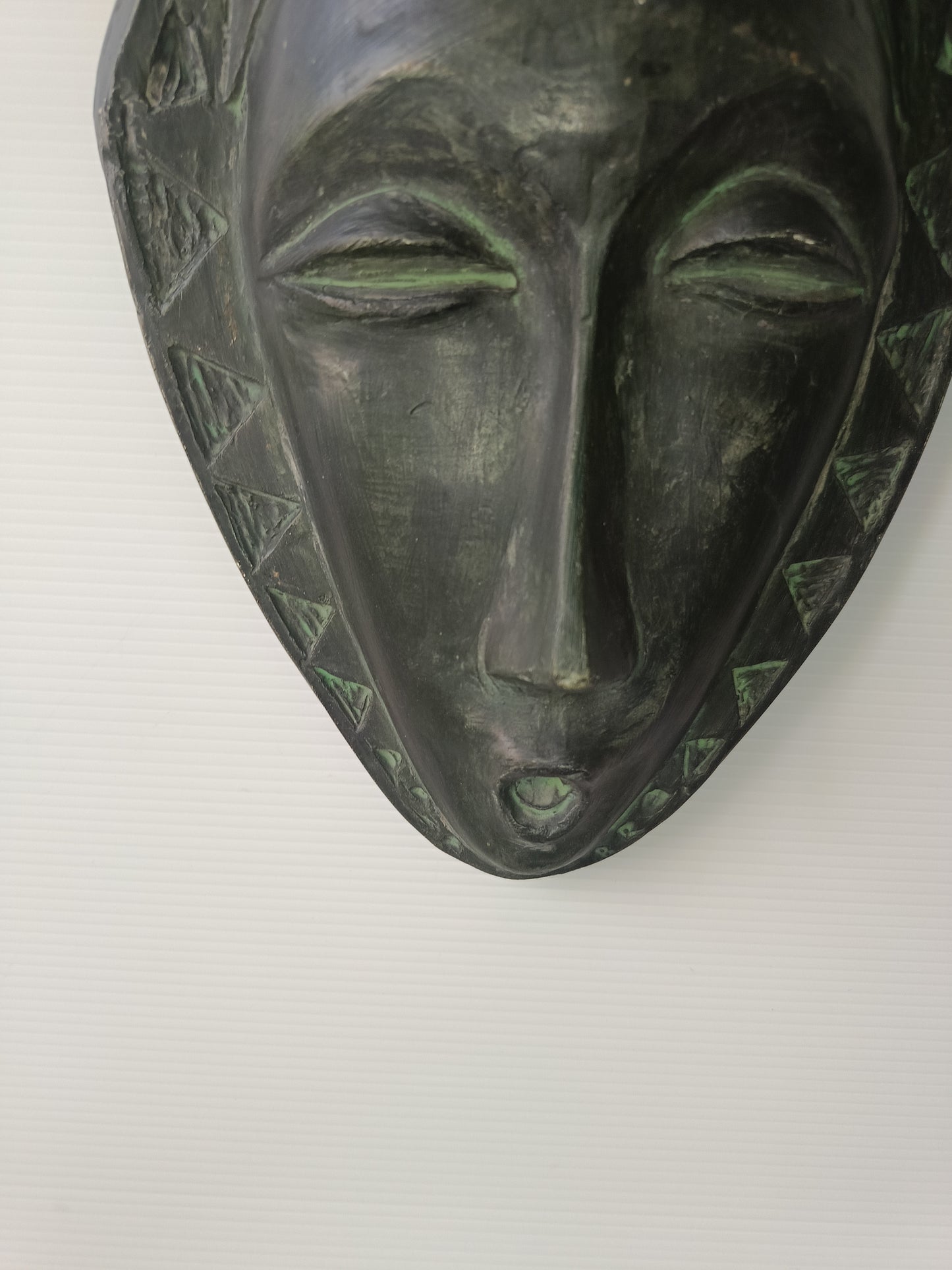 Maschera Africana In Ceramica
Misure 30 x 18 x 4 cm circa
