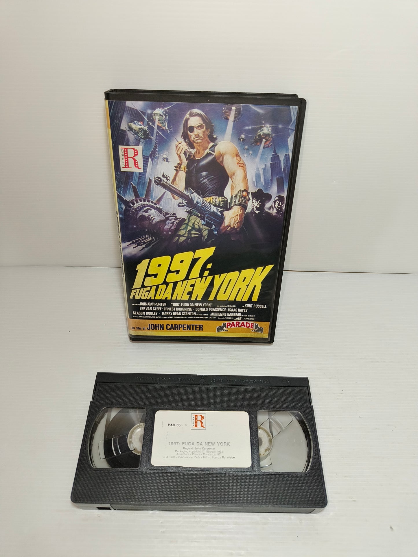 VHS 1997: fuga da New York, LEGGI