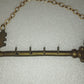 Portachiavi In Ottone Vintage A Forma Di Chiave
Lunghezza cm 24 circa
