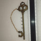 Portachiavi In Ottone Vintage A Forma Di Chiave
Lunghezza cm 24 circa