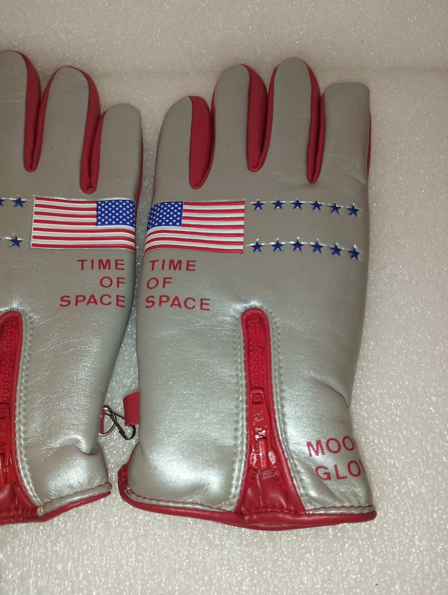 Guanti Time Of Space
100% in vinile
Originali Anni 70
Taglia M Uomo