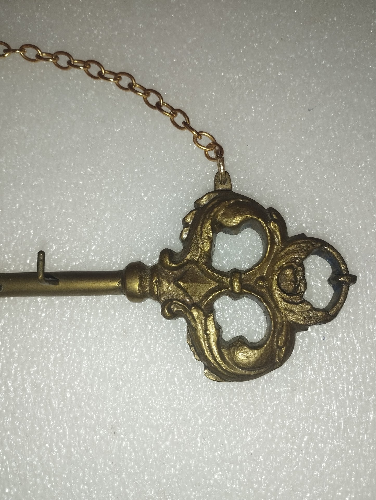 Portachiavi In Ottone Vintage A Forma Di Chiave
Lunghezza cm 24 circa