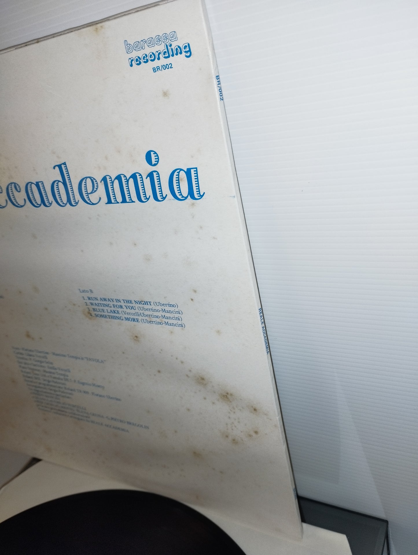 Reale Accademia Omonimo LP 33 Giri Edito nel 1987 da Baracca Recording Cod.BR/002
Genere:Electronic,Pop
Stile :Italo Disco
Molto raro