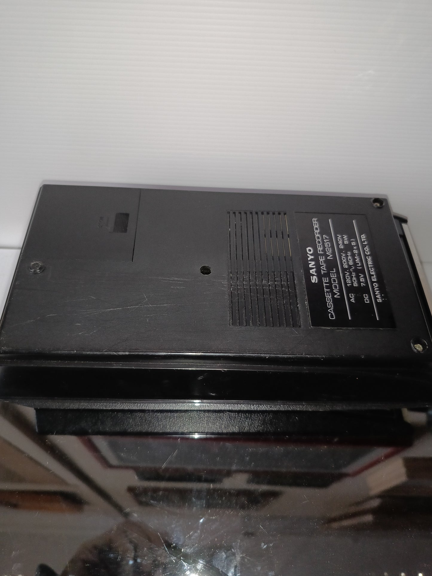 Sanyo Cassette Tape Recorder M2517
Con custodia
Non funzionante da riparare o per pezzi di ricambio.