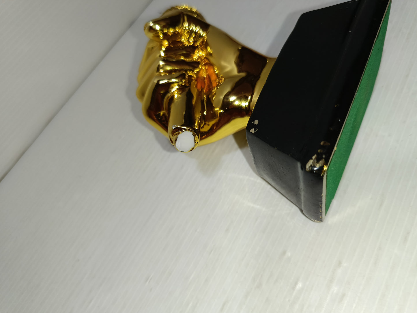 Scultura Mano Con Microfono Dorata
In resina