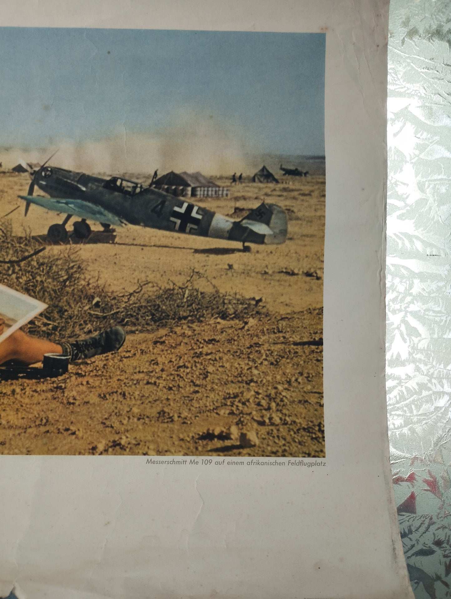 Rara Stampa Messerschmitt Me 109 in un aeroporto africano
Da Calendario della  Luftwaffe 1942