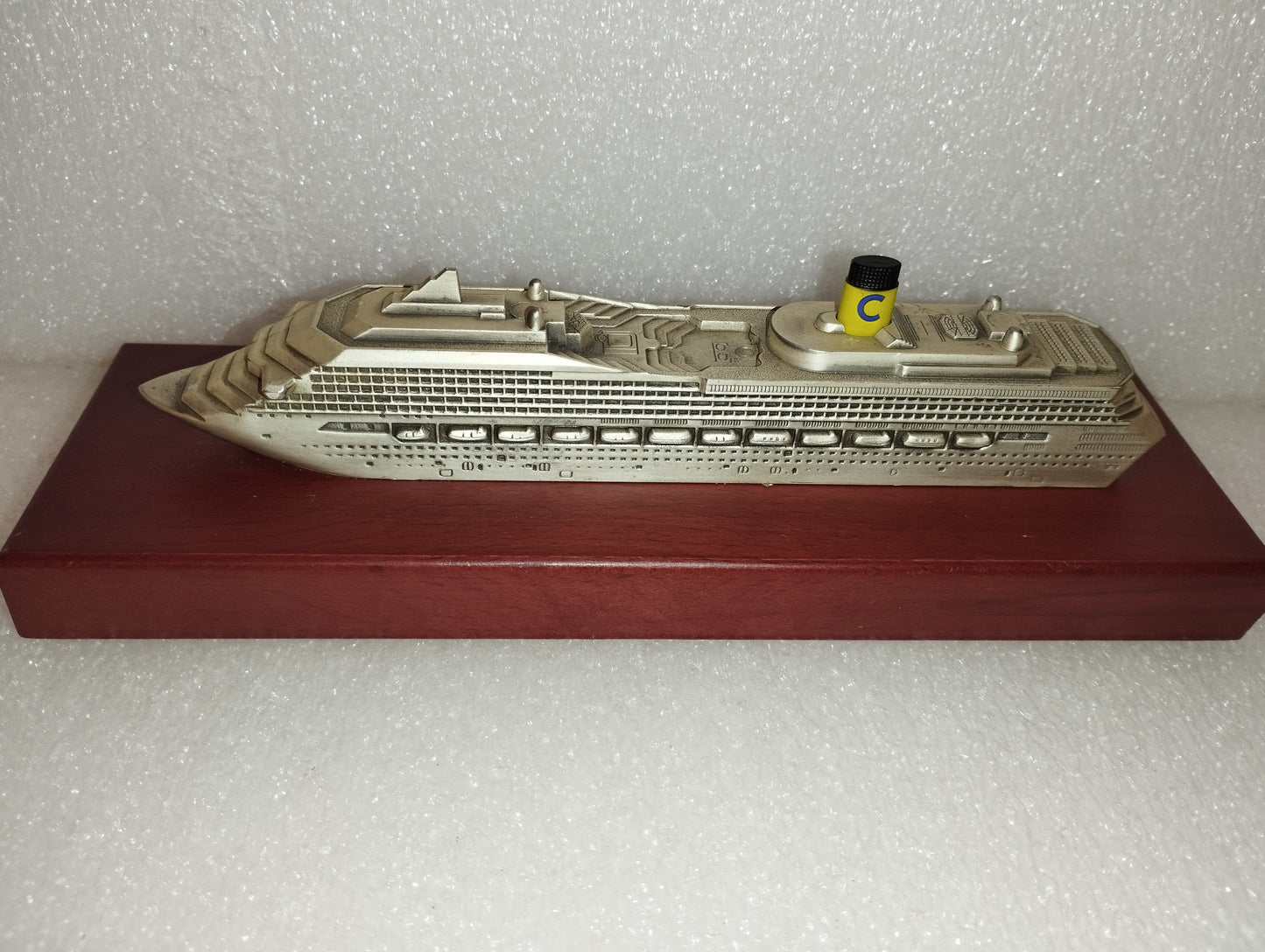 Costa Magica In Metallo Con Base In Legno
Made in Italy