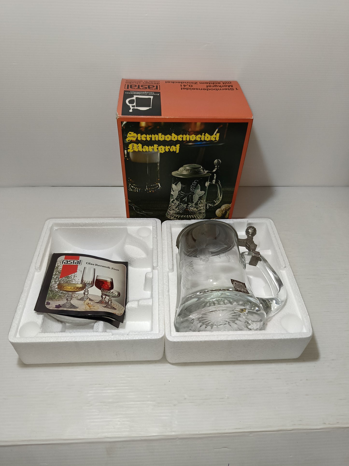 Boccale Rastal design -Studio Made in Germany
In vetro di cristallo soffiato a bocca e Lavorato a mano con coperchio in stagno