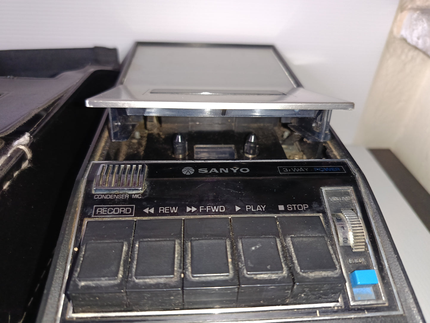 Sanyo Cassette Tape Recorder M2517
Con custodia
Non funzionante da riparare o per pezzi di ricambio.