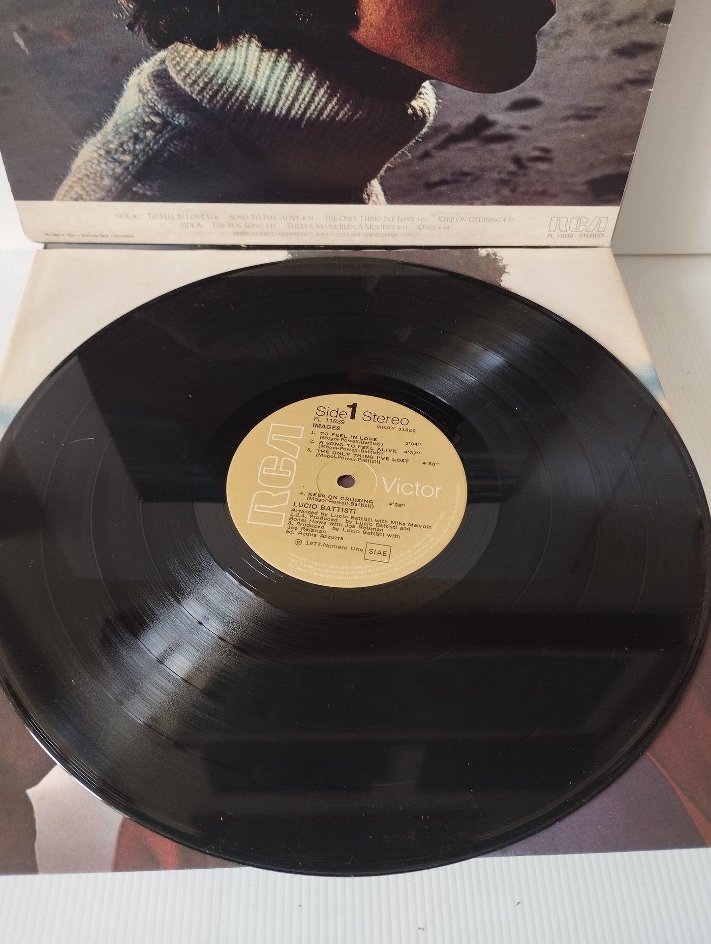 Images Lucio Battisti Lp 33 Giri
Edito nel 1977 da  RCA Cod.PL 11839
