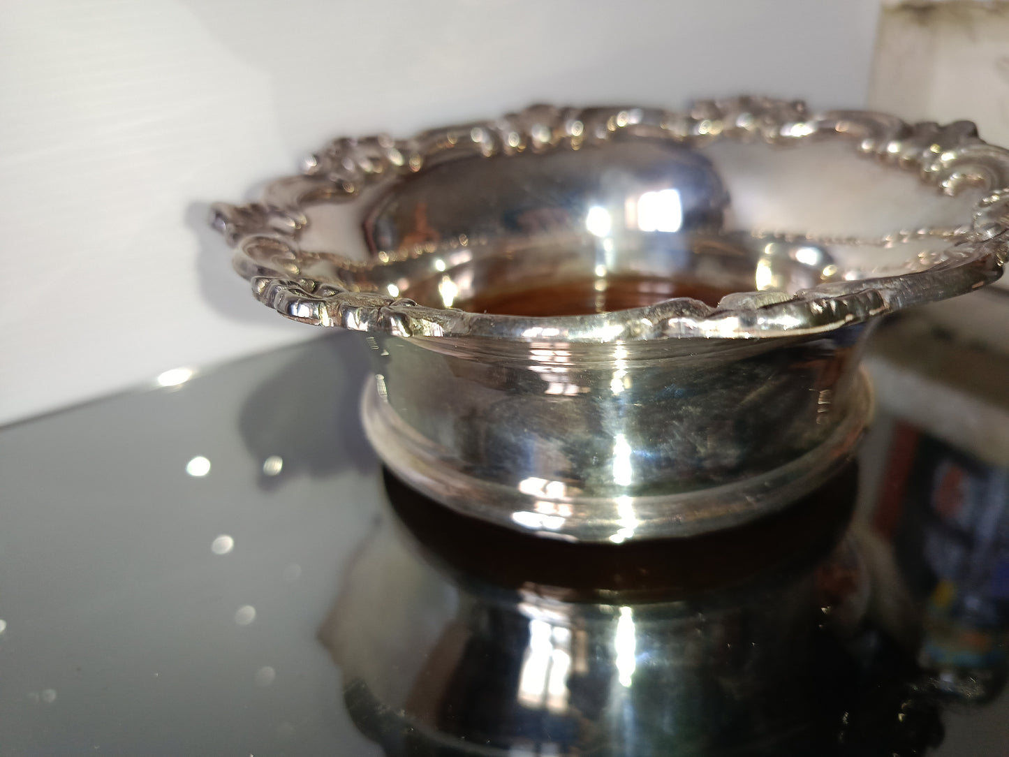 Riproduzione Sottobottiglia Da Originale D' Epoca Vittoriana
In metallo argentato e legno