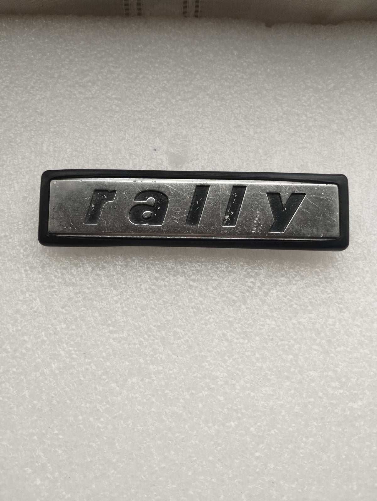 Fregio Scritta Rally per auto Fiat d'epoca
In metallo e gomma