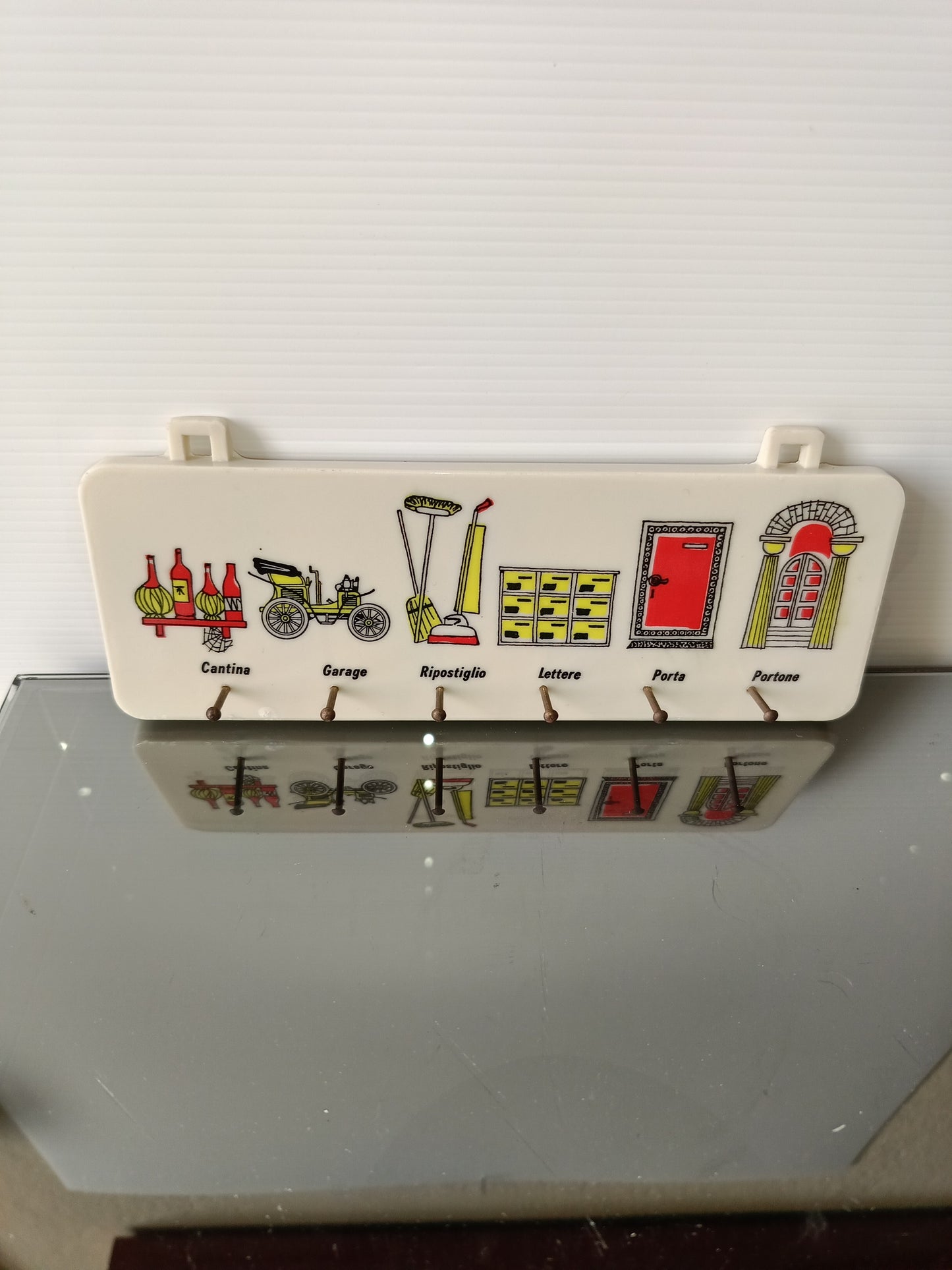 Portachiavi Da Appendere In Plastica e metallo Vintage
Dimensioni 20 x 7 cm circa