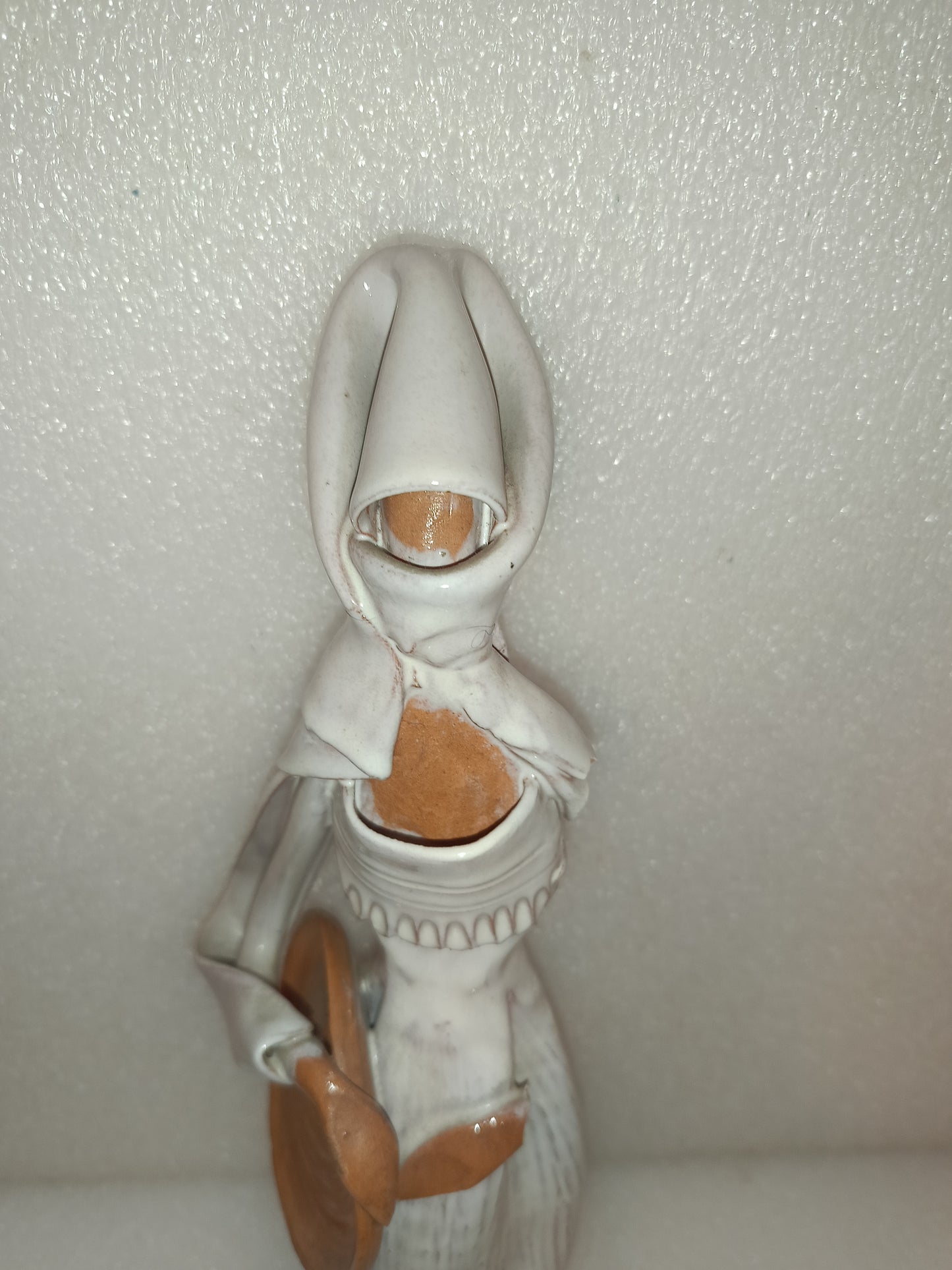 Statua Donna Sarda
Ceramica d'Arte di Emilia Paloma
Altezza cm.30 circa da restaurare