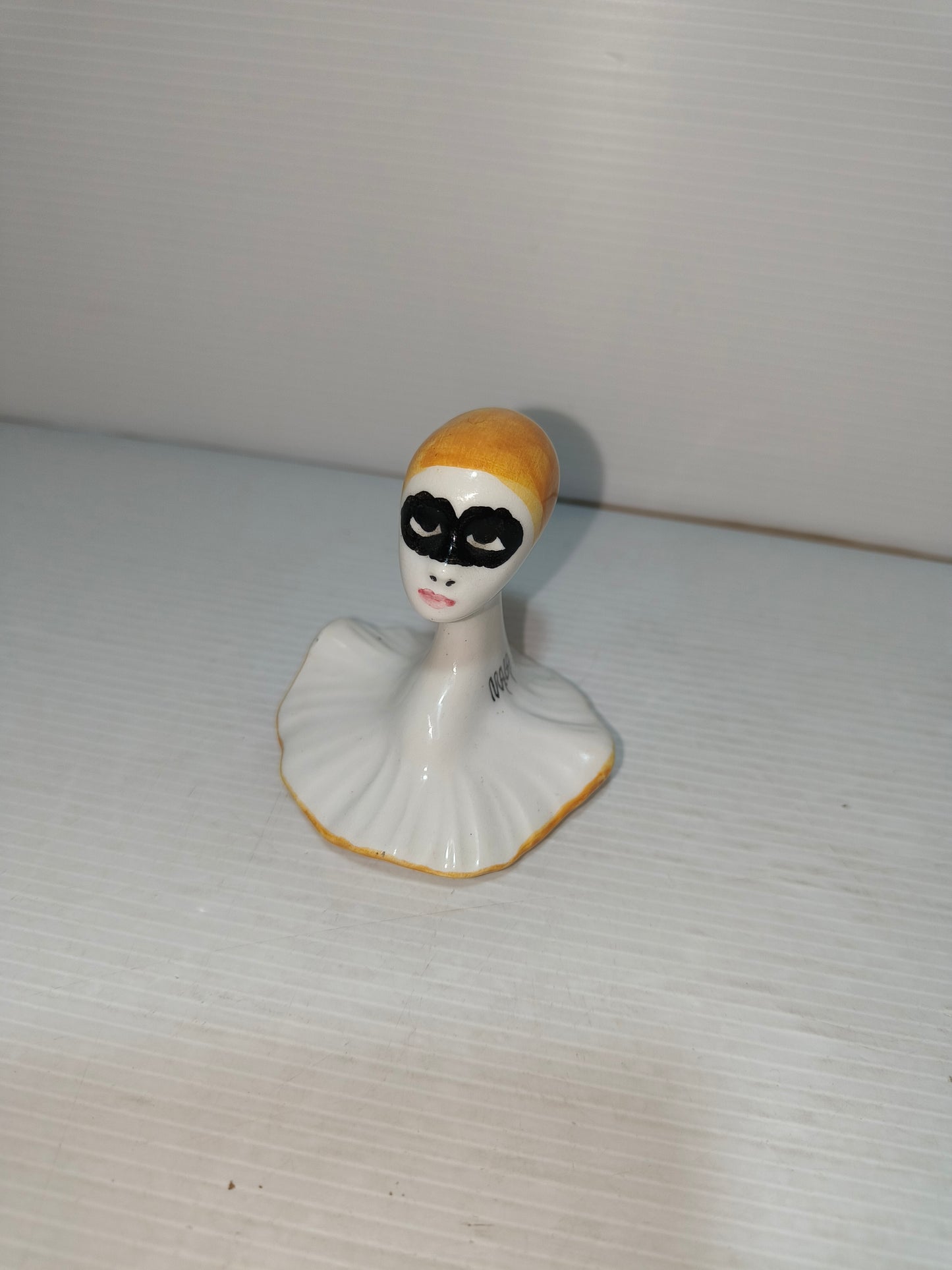 Soprammobile in ceramica vintage, LEGGI