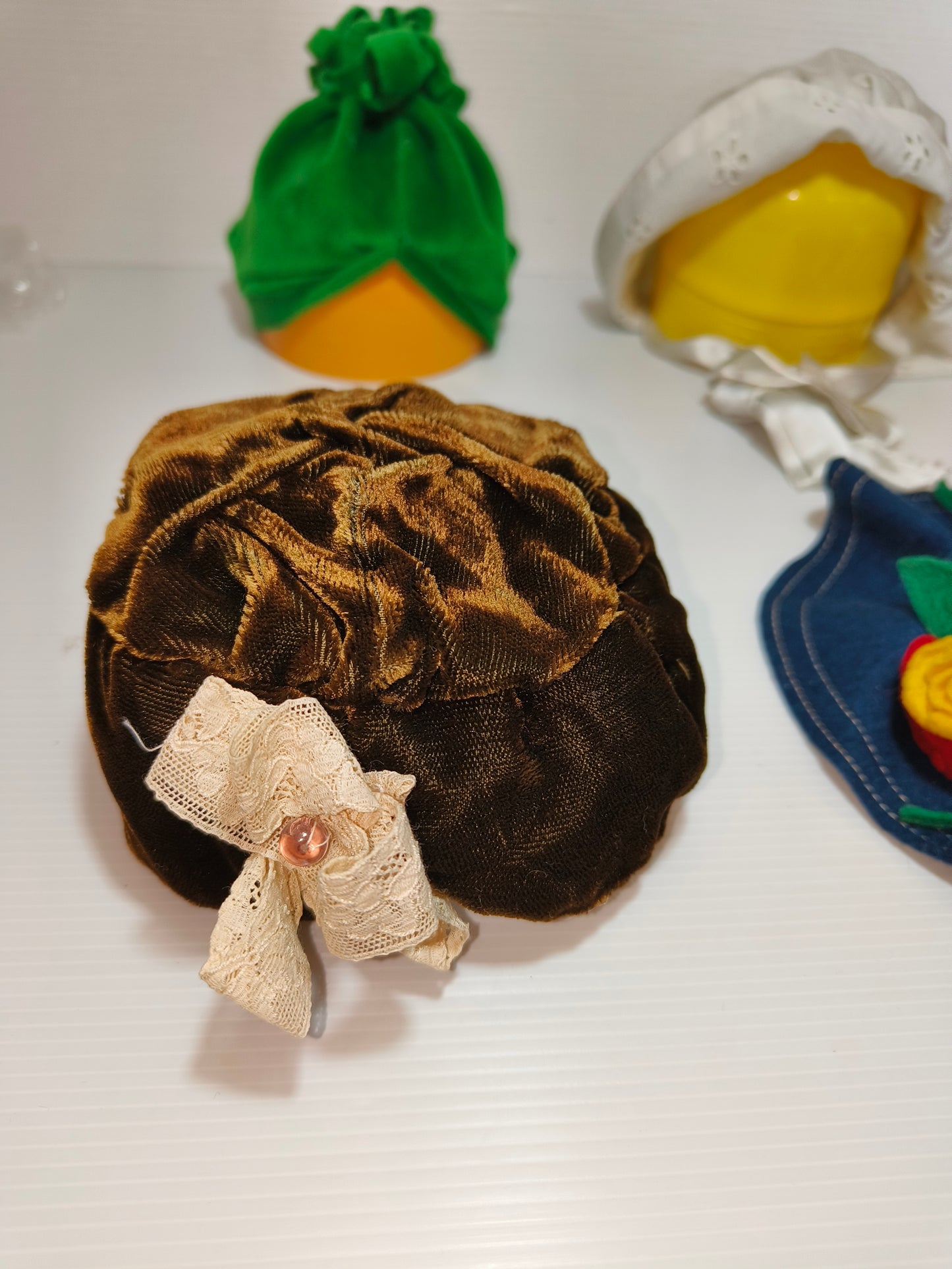 Cappelli antichi per bambole, LEGGI