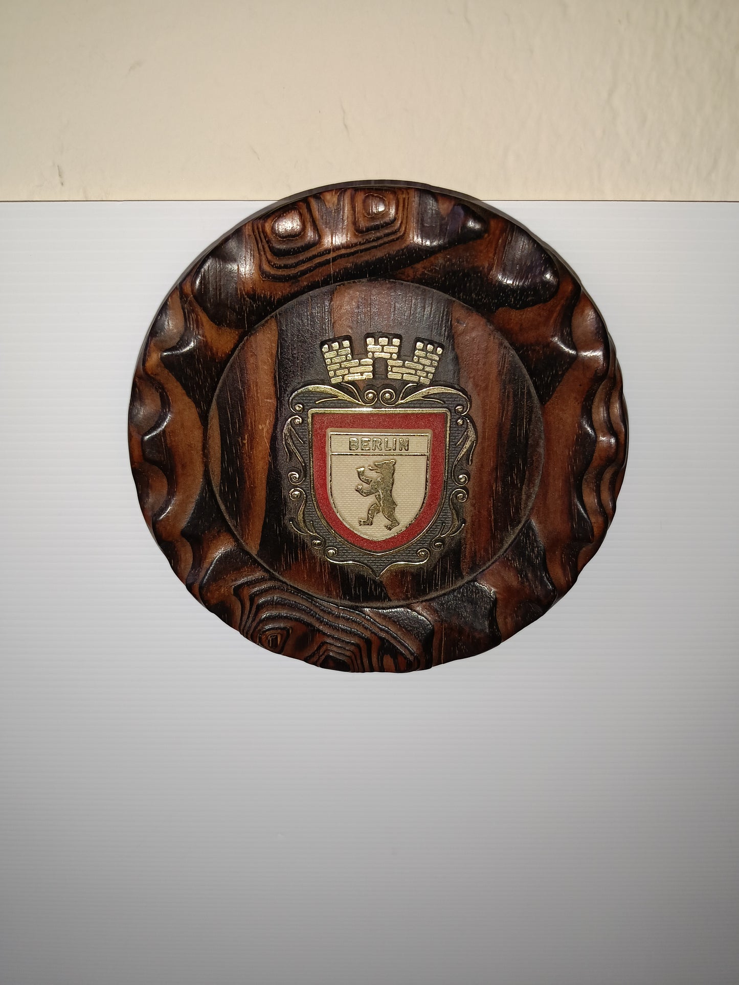 Stemma Berlino In Legno e Plastica Vintage
