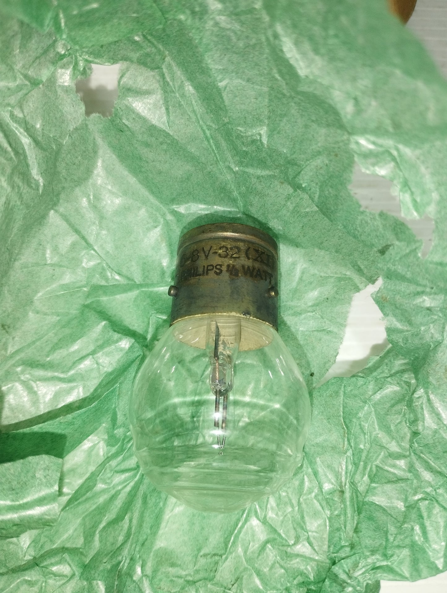 Philips 2 Antiche Lampadine Per Autovetture
6/8 volt - 1/2 watt