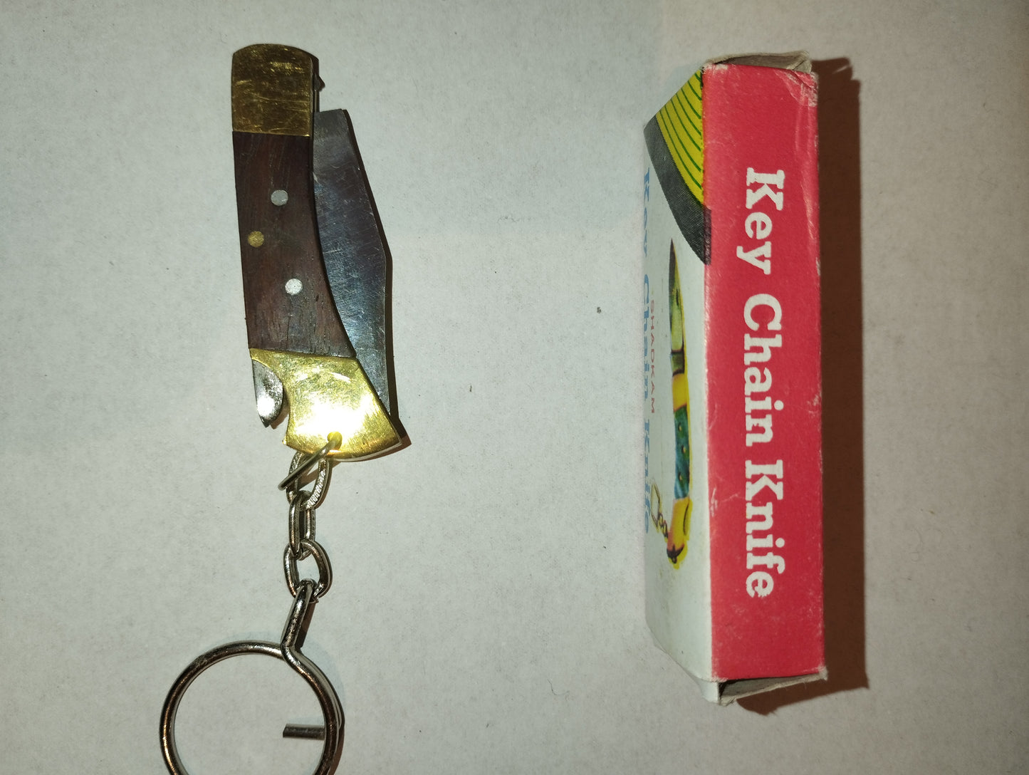 Coltellino Portachiavi Shadkam Vintage
Made in Pakistan
In metallo e legno