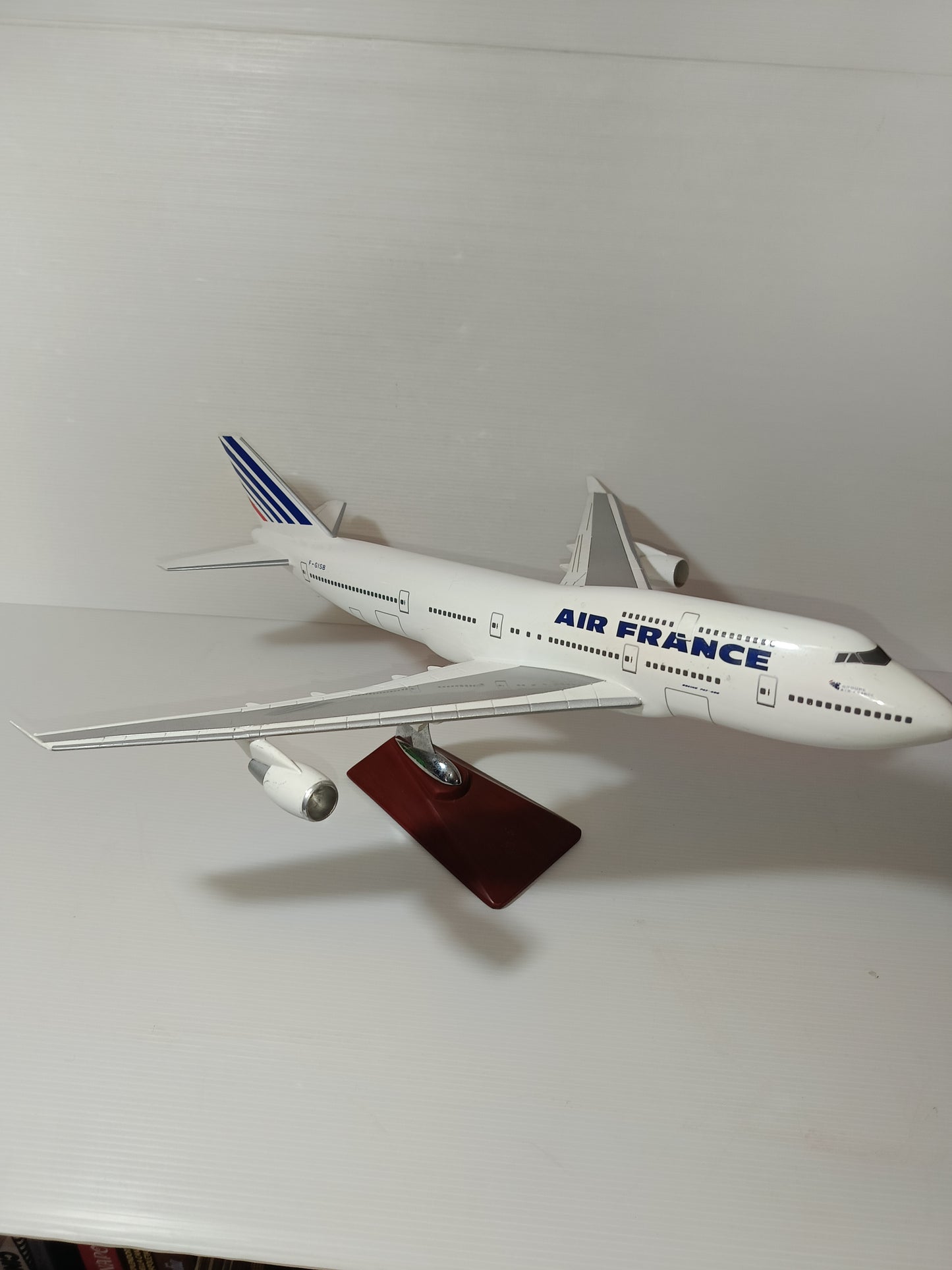 Boeing 747-400 Air France
In resina
Scala 1:120 (?)
Lunghezza cm.45 circa da restaurare