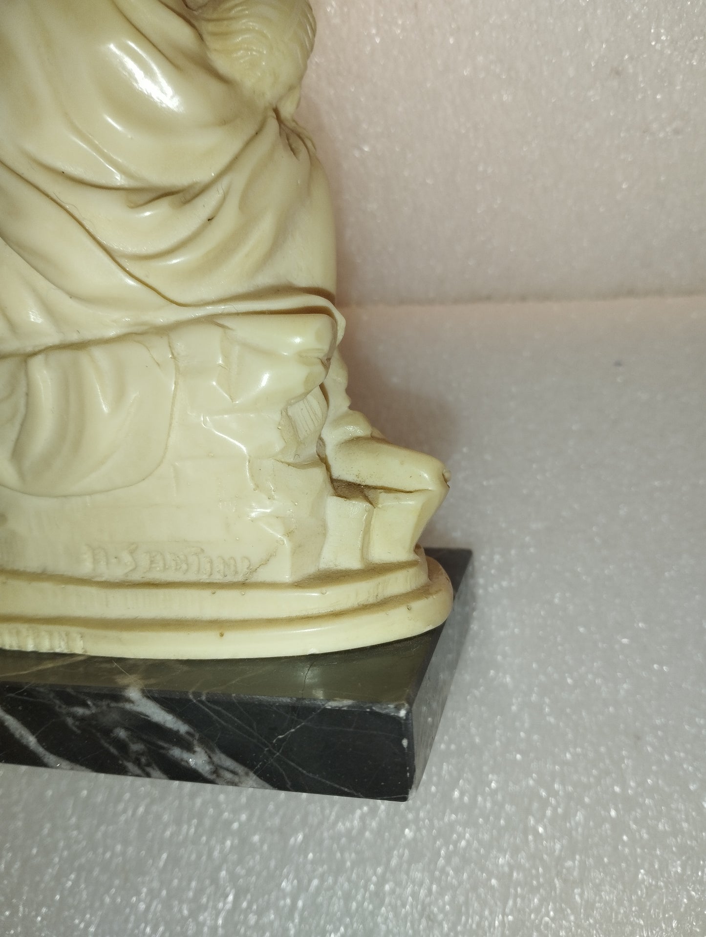 Pietà Di Michelangelo In Marmoresina
A.Santini Vintage
Misure 14h/10,5/7  cm circa