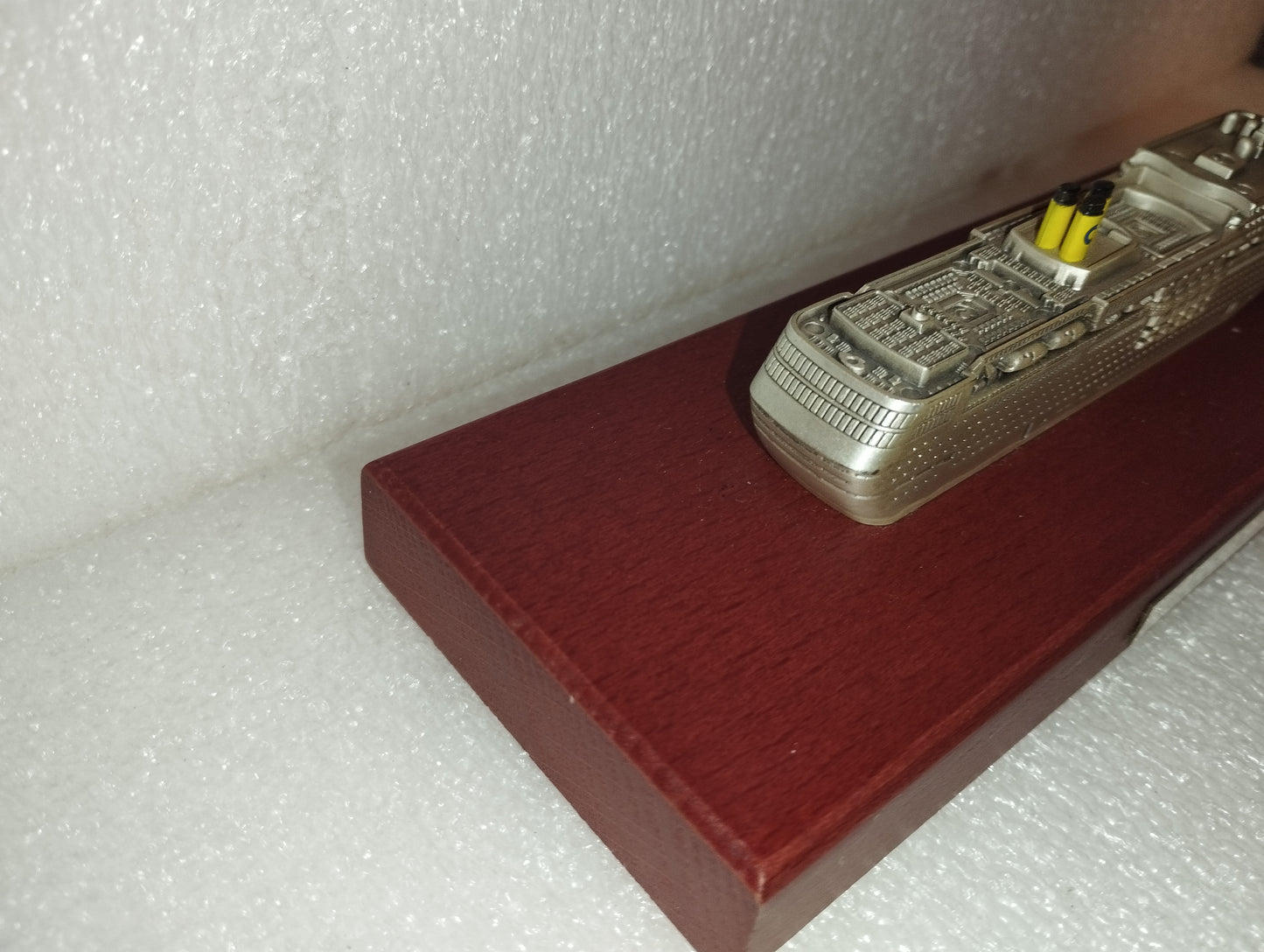 Costa neoRomantica In Metallo Con Base In Legno
Made in Italy