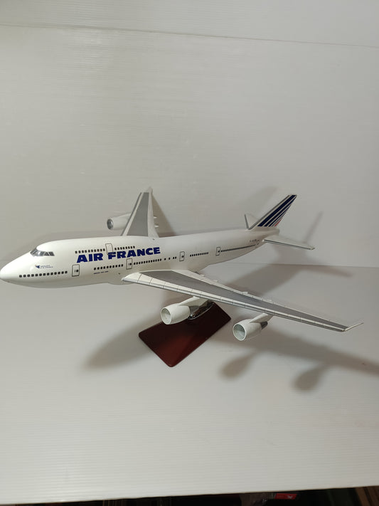 Boeing 747-400 Air France
In resina
Scala 1:120 (?)
Lunghezza cm.45 circa da restaurare
