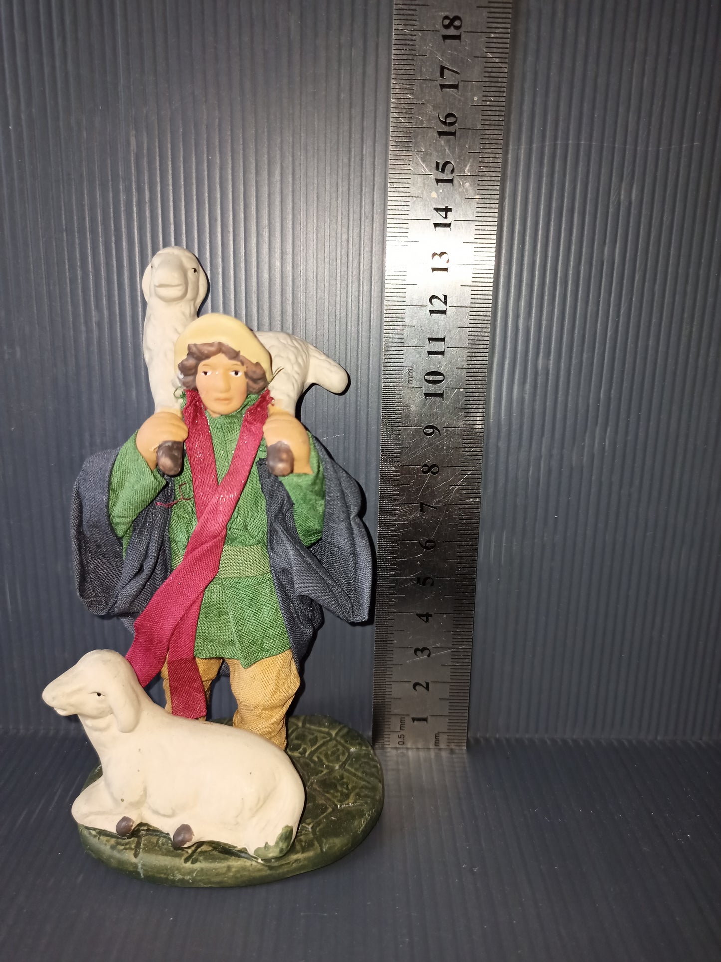 Shepherd figurine from the "Il Mondo Del Presepe" series by DeAgostini