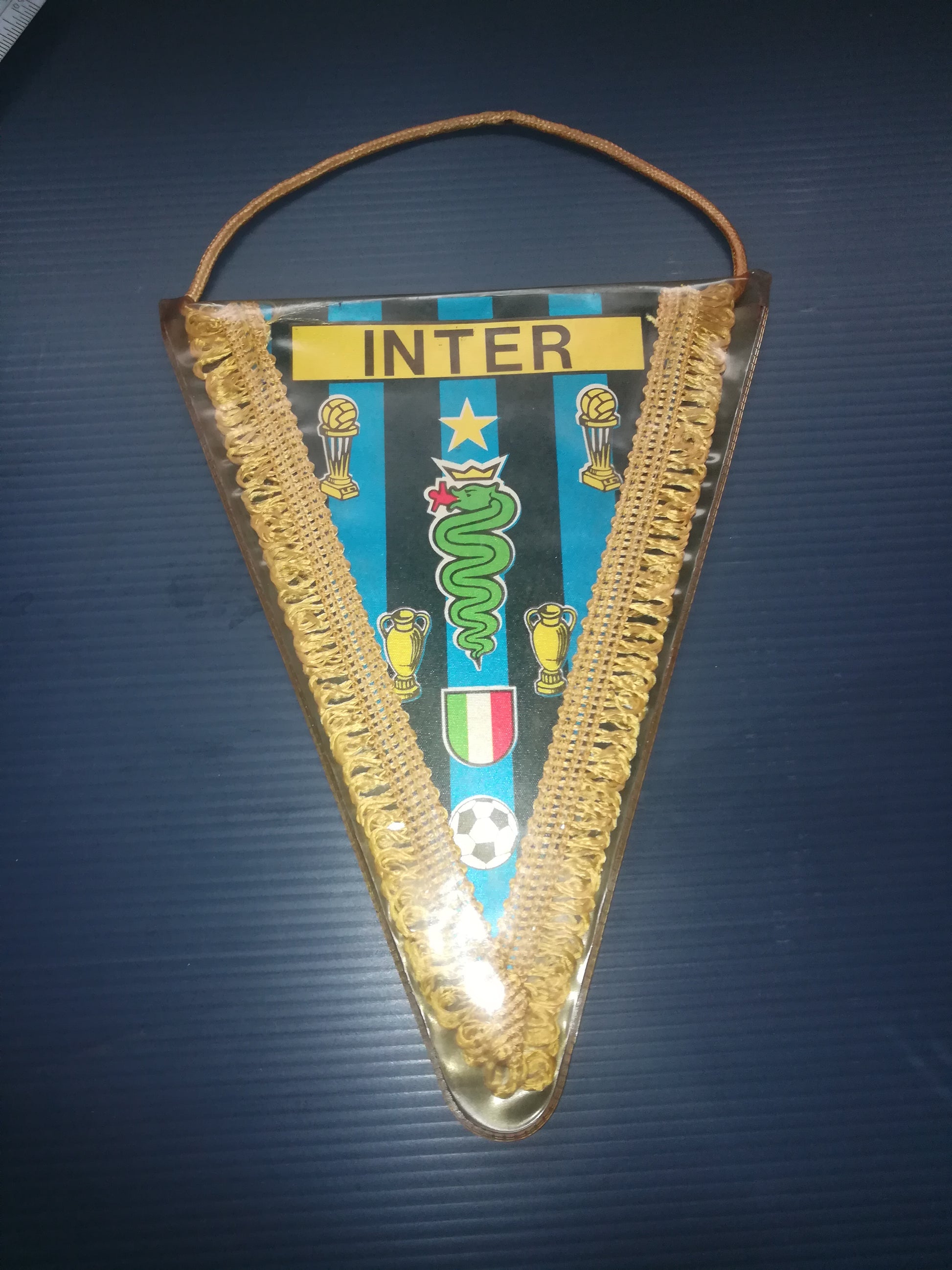 INTER GAGLIARDETTO PREMIUM CAMPIONI D'ITALIA 2023/24 | Inter Online INTER GAGLIARDETTO PREMIUM CAMPIONI D'ITALIA 2023/24 | Inter Online