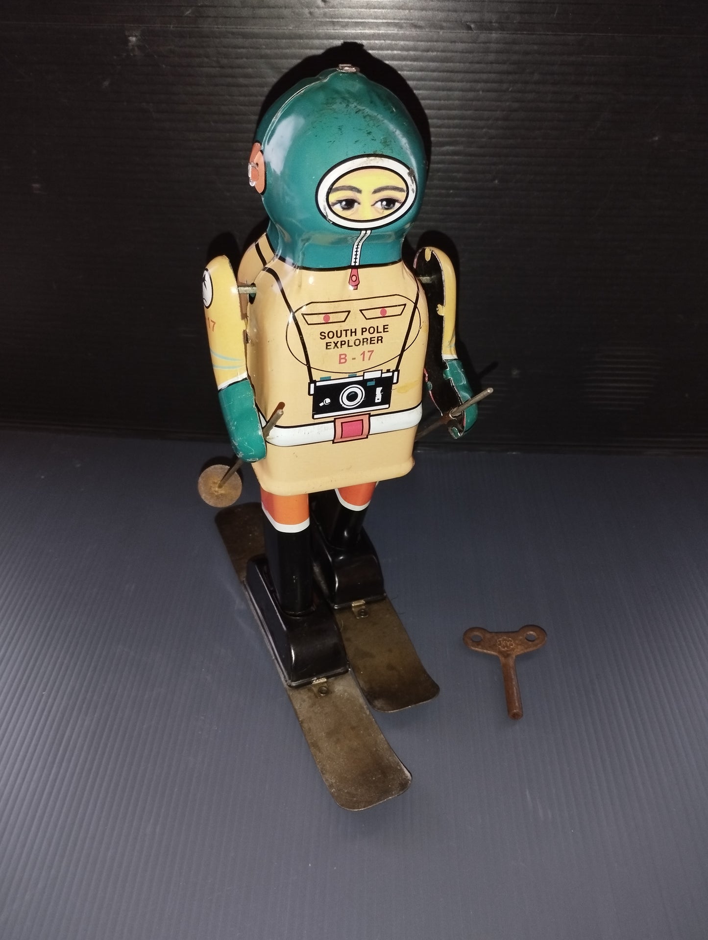 South Pole Explorer Robot In Vintage Tin

 Marked TM JAPAN