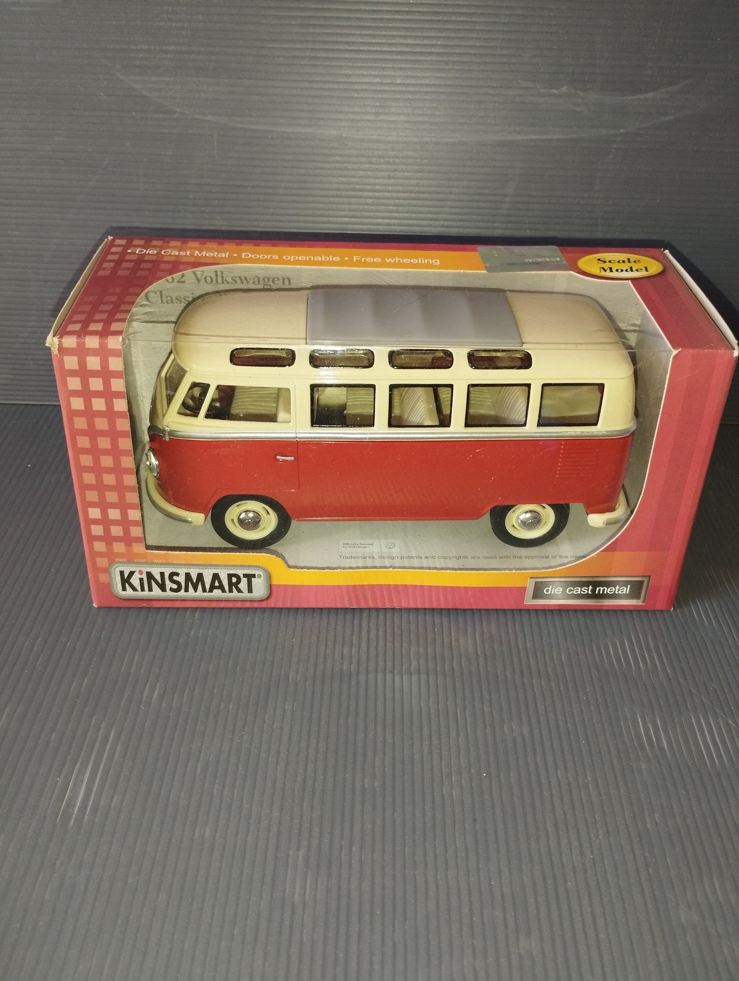 Volkswagen 1962 Classical Bus Model Van by KinSmart

 Scale 1:24