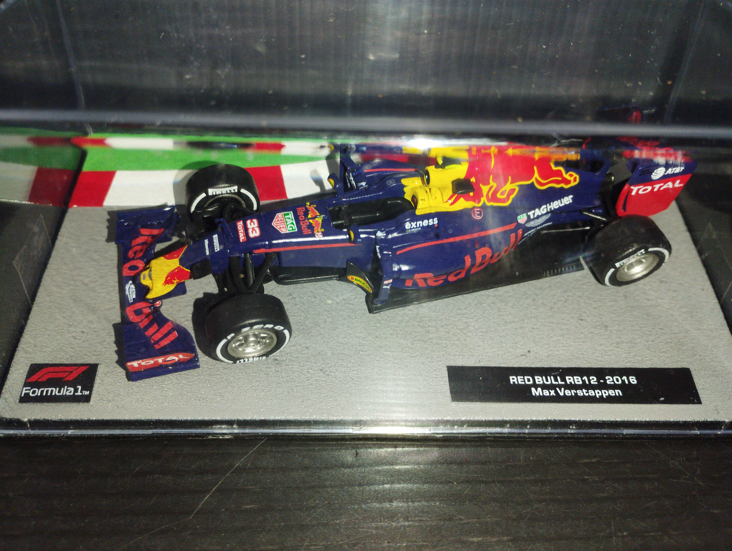 Red Bull RB12 2016 Max Verstappen model

 Scale 1:43

 Formula 1 Auto Collection Series