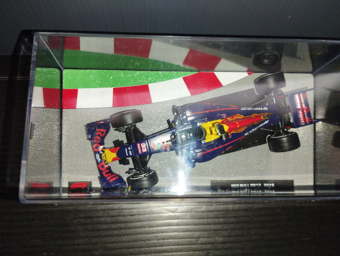 Red Bull RB12 2016 Max Verstappen model

 Scale 1:43

 Formula 1 Auto Collection Series