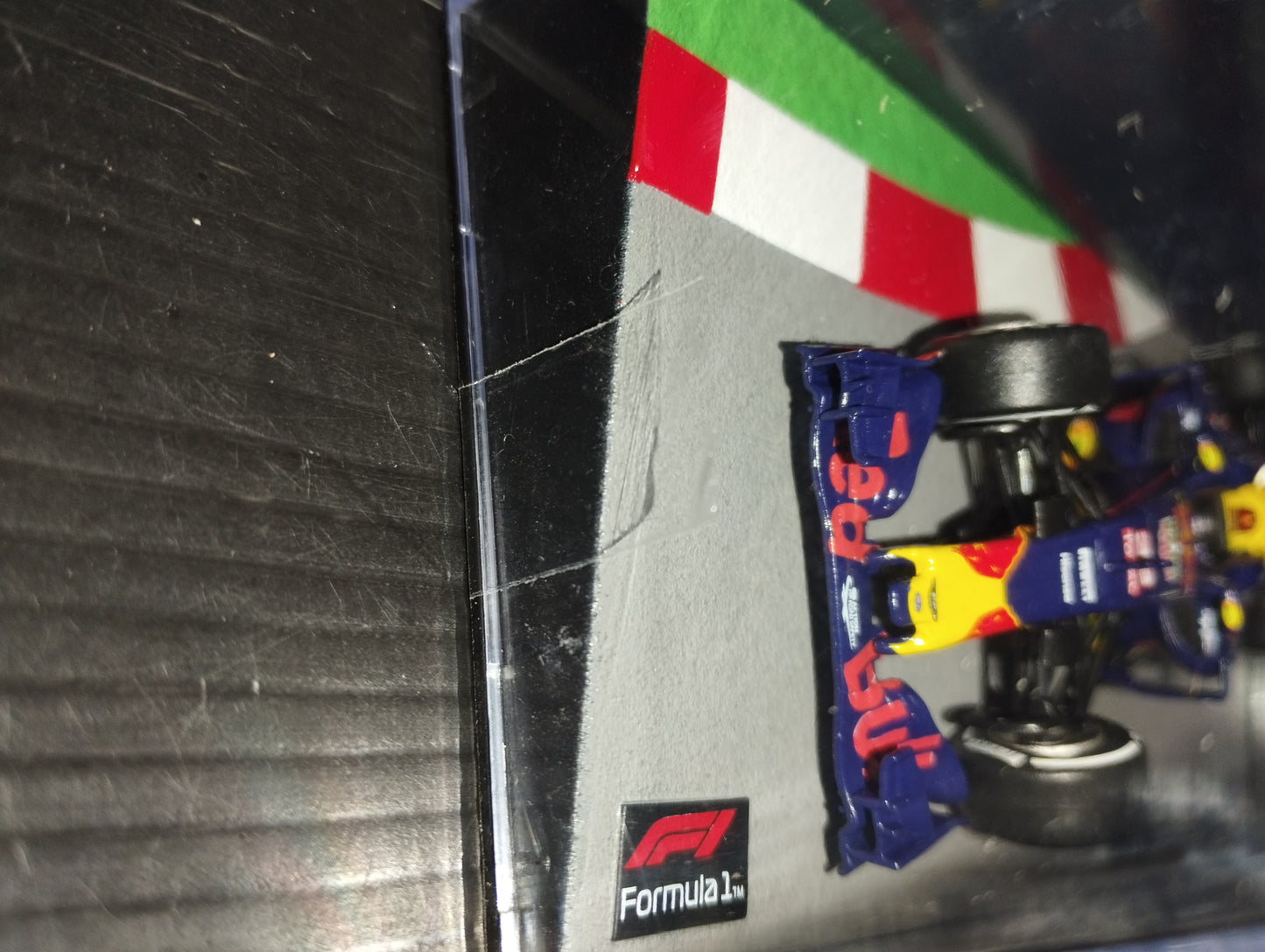 Red Bull RB12 2016 Max Verstappen model

 Scale 1:43

 Formula 1 Auto Collection Series