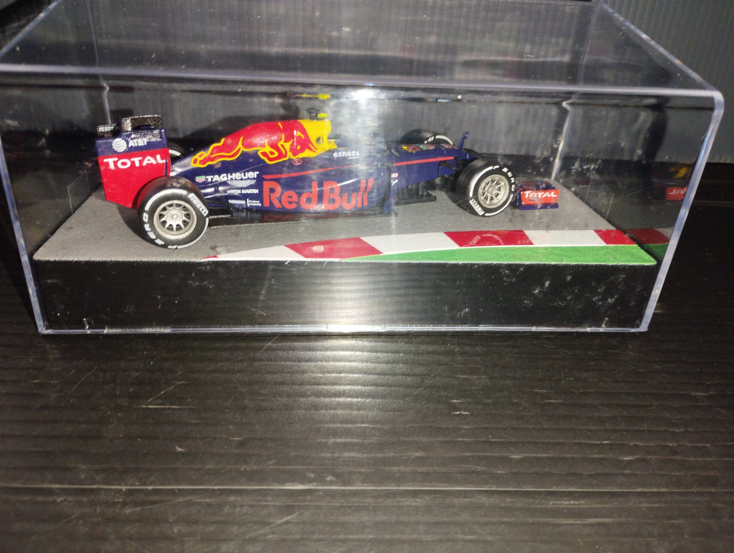 Red Bull RB12 2016 Max Verstappen model

 Scale 1:43

 Formula 1 Auto Collection Series