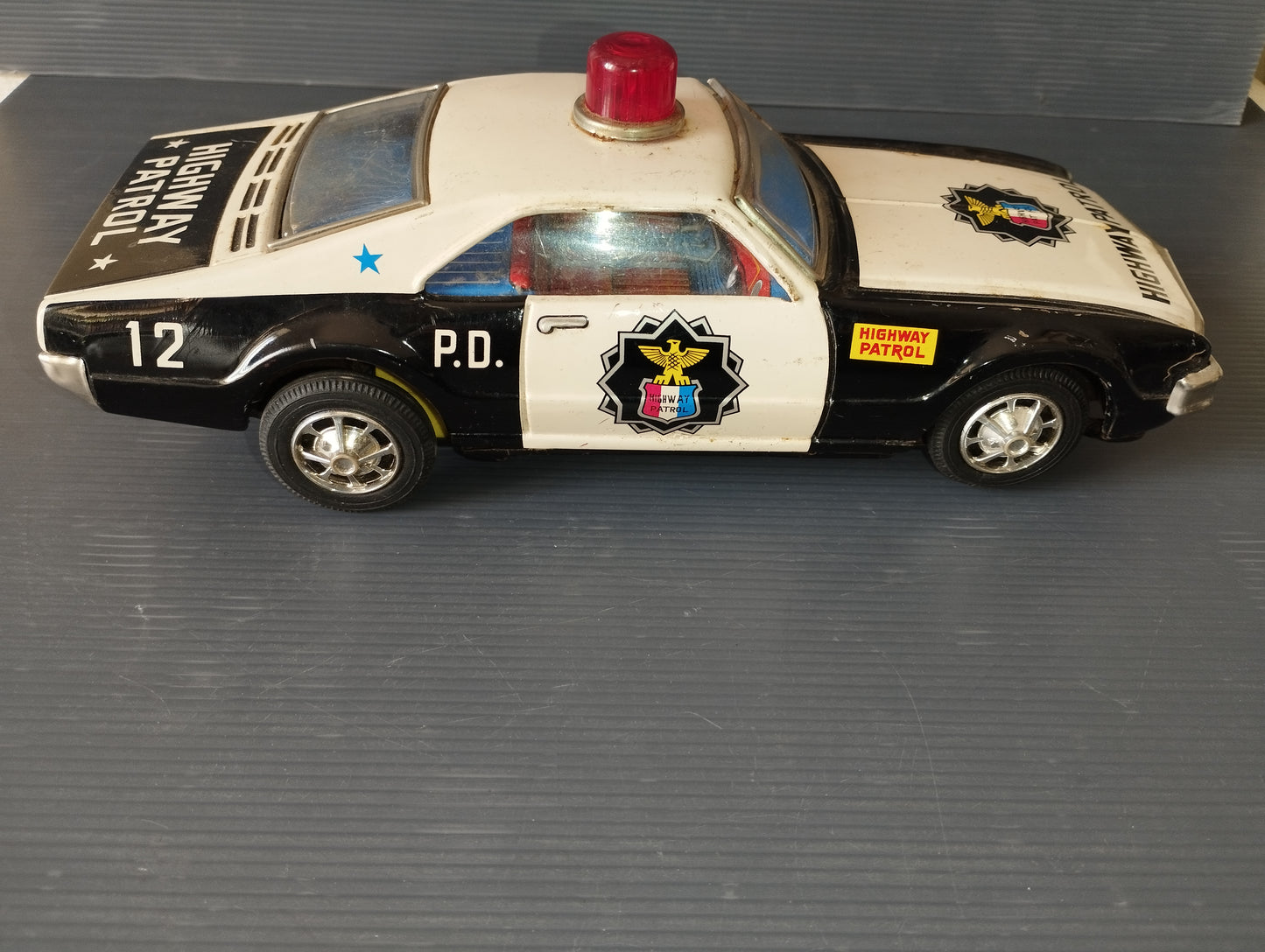 Police Oldsmobil Toronado model

 Produced by Taiyo

 Made in Japan