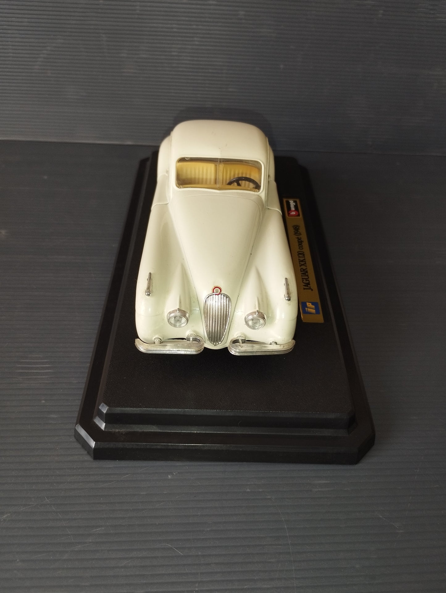 Modellino Jaguar XK 120 Coupé (1948) Prodotto da Burago

Scala  1:24