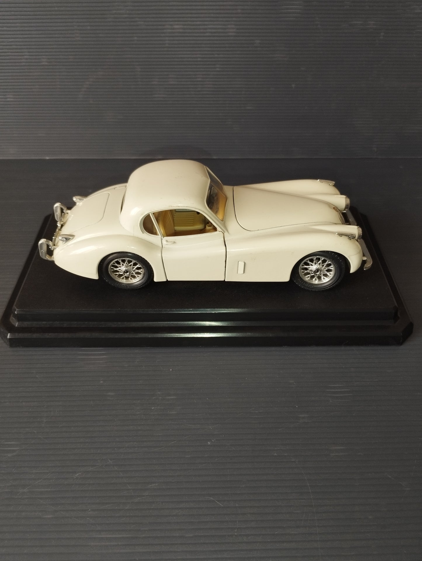 Modellino Jaguar XK 120 Coupé (1948) Prodotto da Burago

Scala  1:24