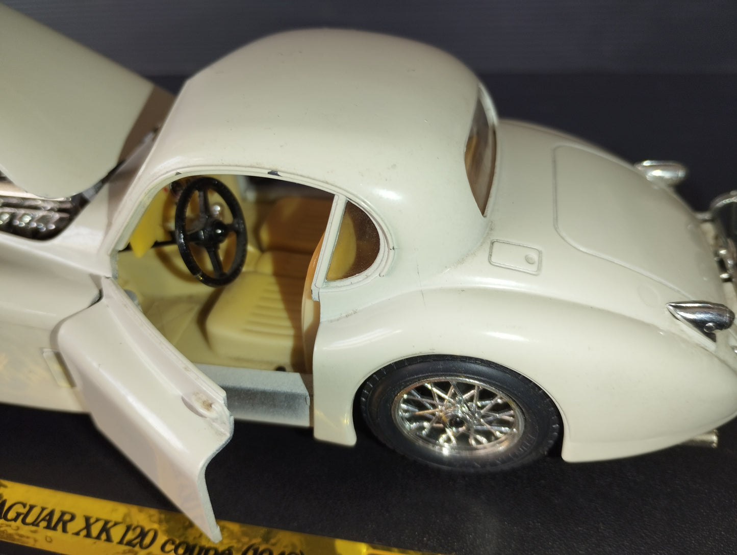 Modellino Jaguar XK 120 Coupé (1948) Prodotto da Burago

Scala  1:24