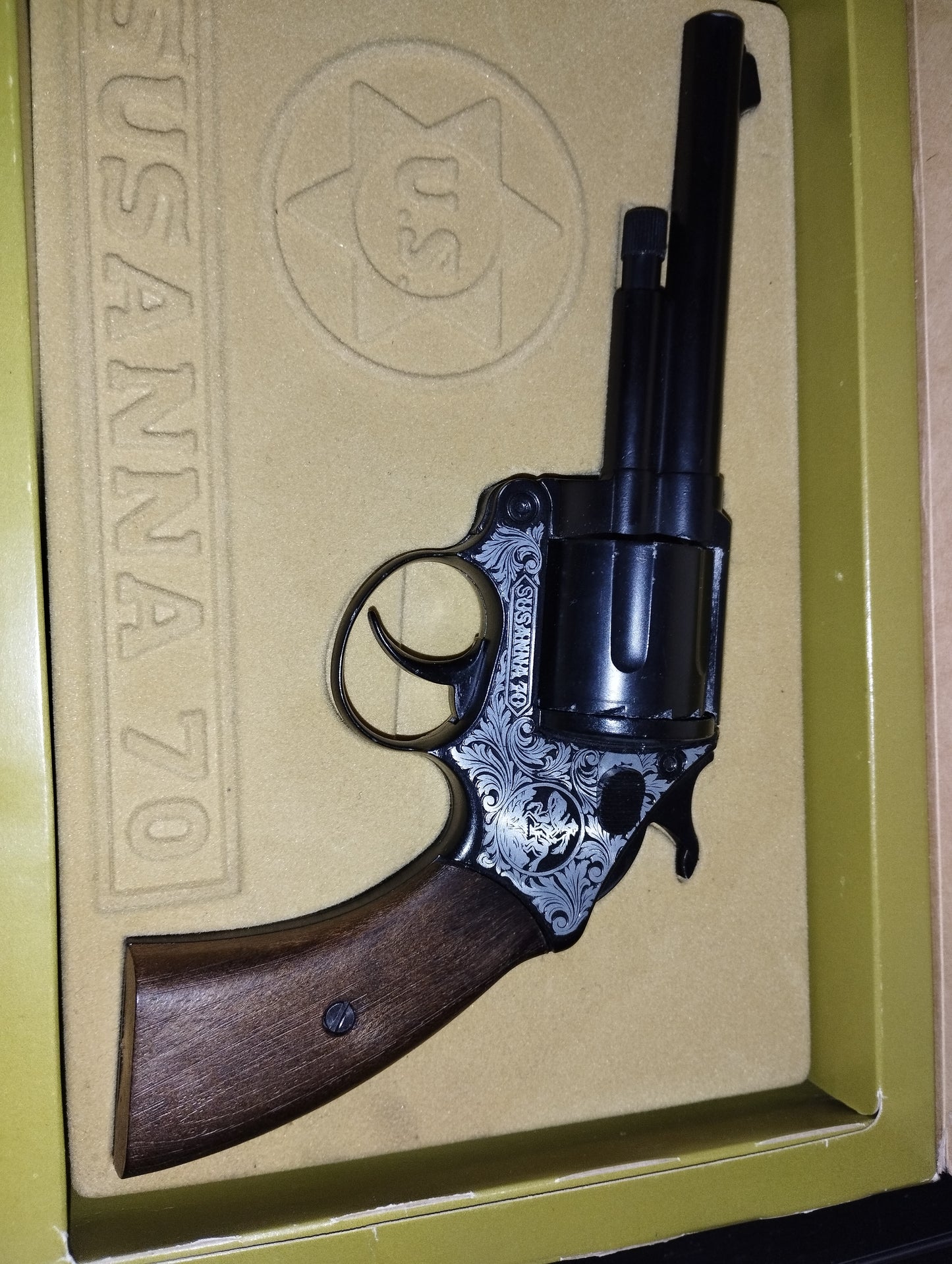 Western Revolver Susanna 70

 Produced in the 70s by Edison Giocattoli

 Made in Italy