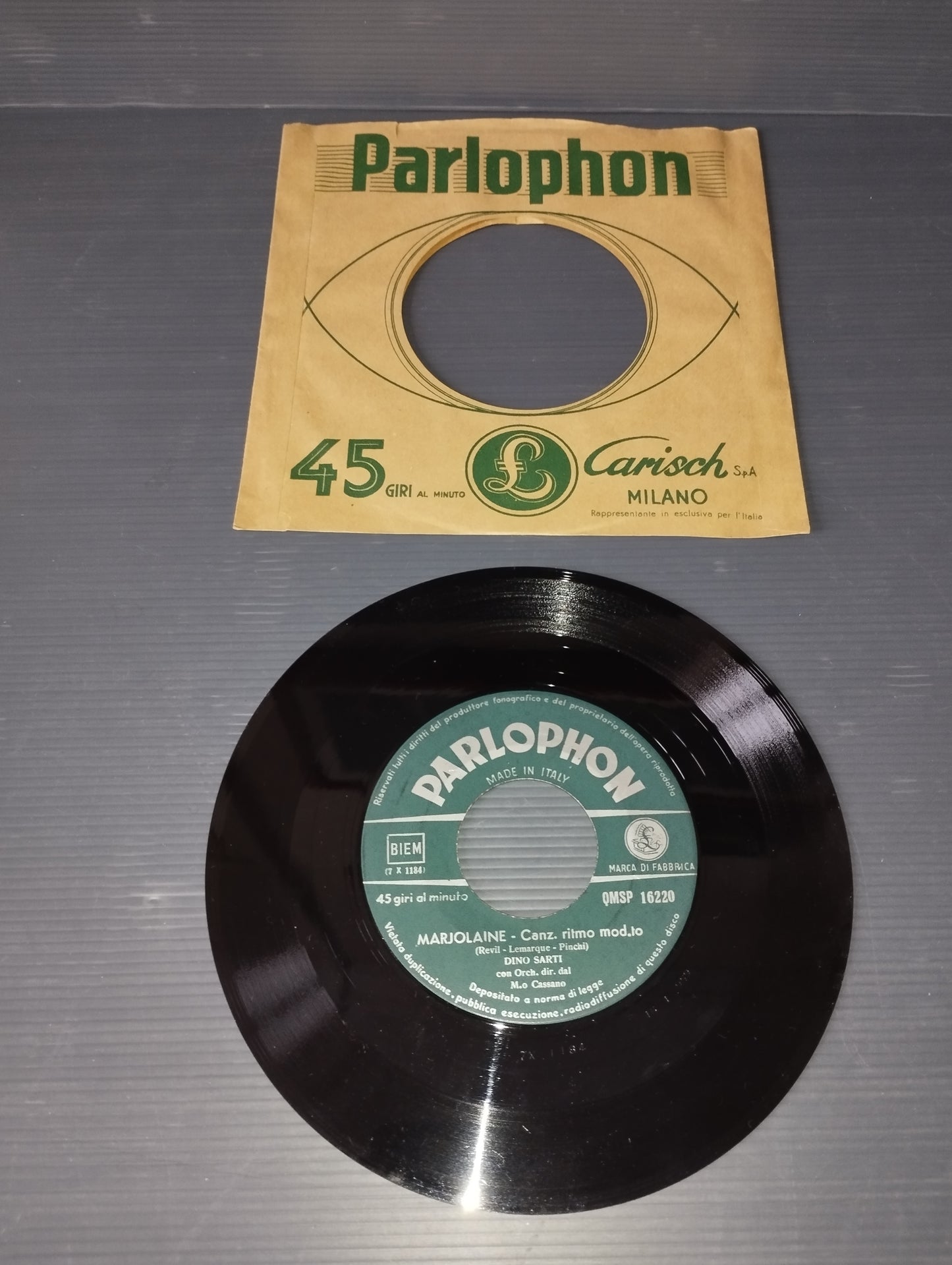 Marjolaine/Sotto l'ombrellino con me " Dino Sarti 45 giri

Edito nel 1958 da Parlophon Cod.QMSE 16220