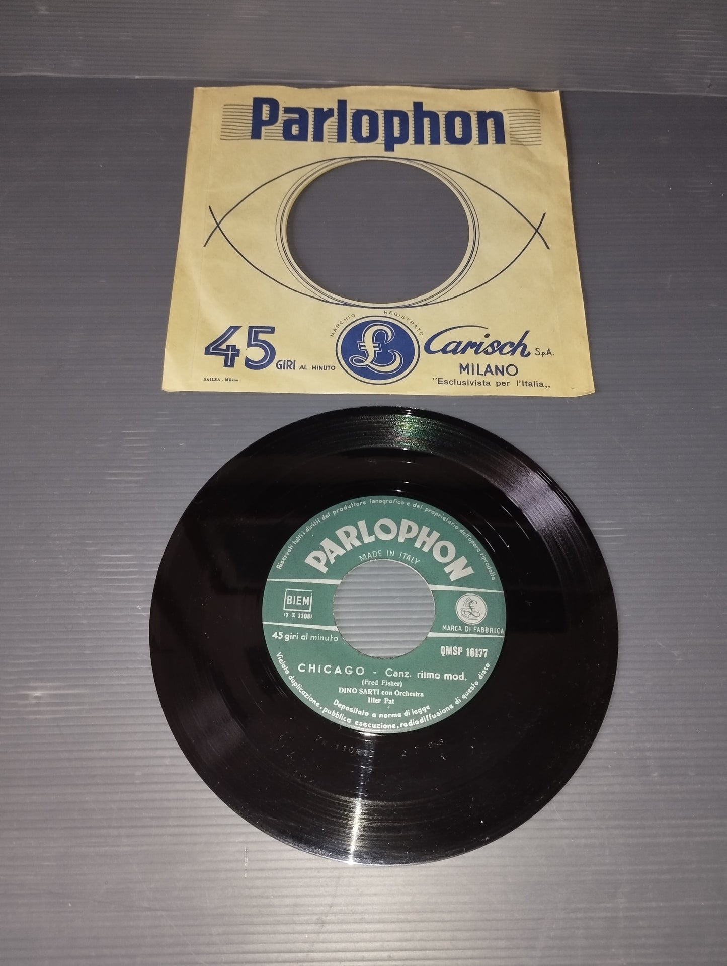 Chicago/Con tutto il cuore" Dino Sarti 45 giri

Edito nel 1958 da Parlophon Cod.QMSE 16177