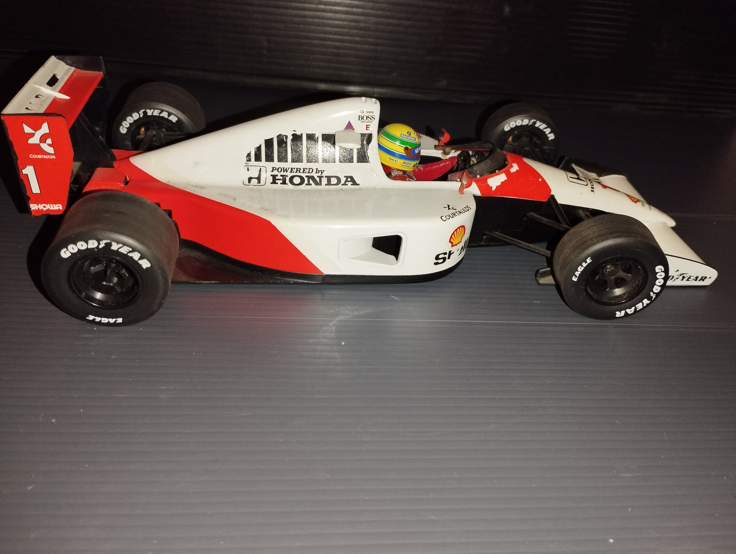 Modellino McLaren MP4/6 Honda V12 1991  Ayrton Senna

Prodotto da LANG

scala 1:18