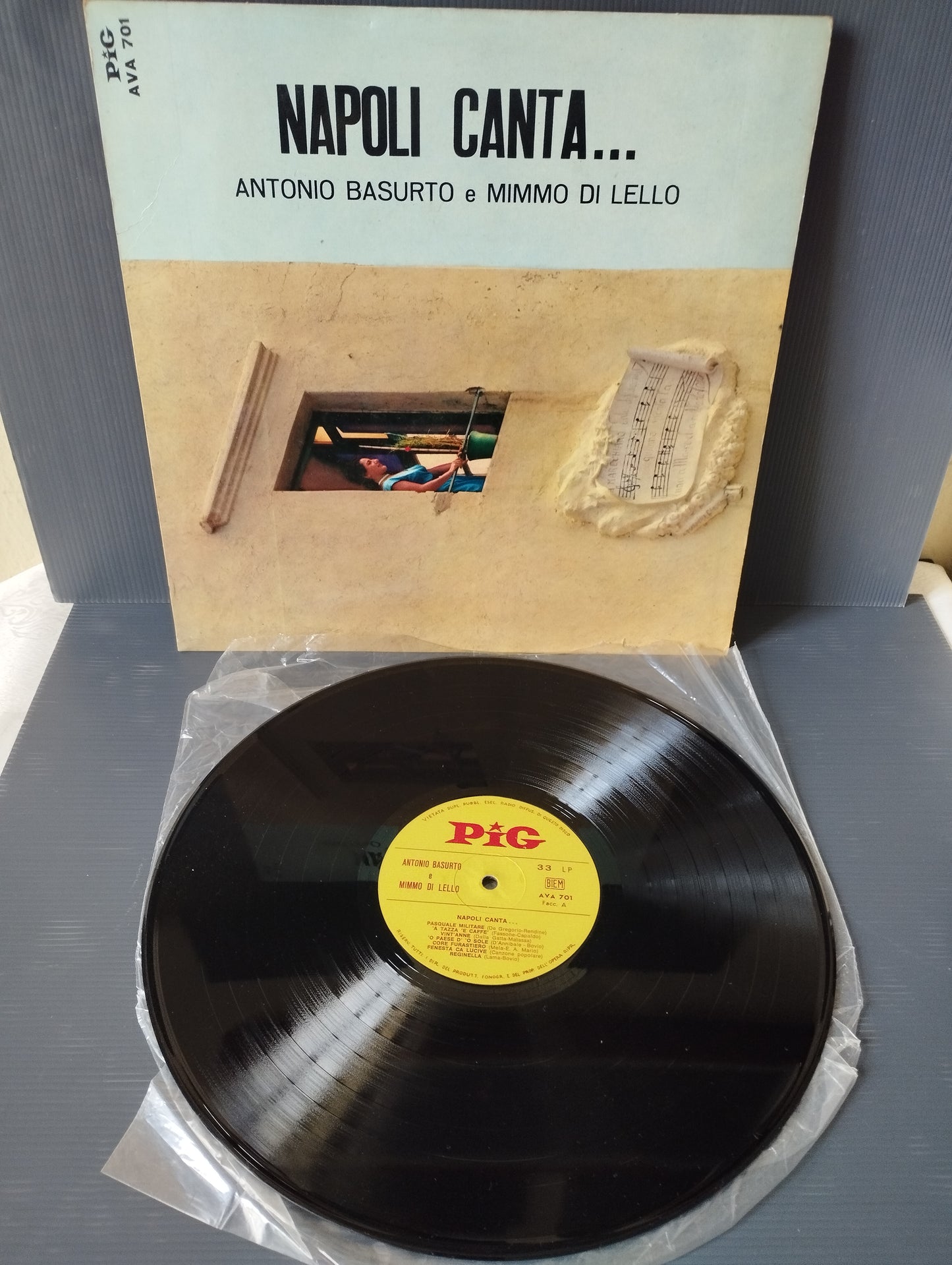 Napoli Sings..." A.Basurto/M.Di Lello LP 33 rpm

 Published by Pig code AVA 701