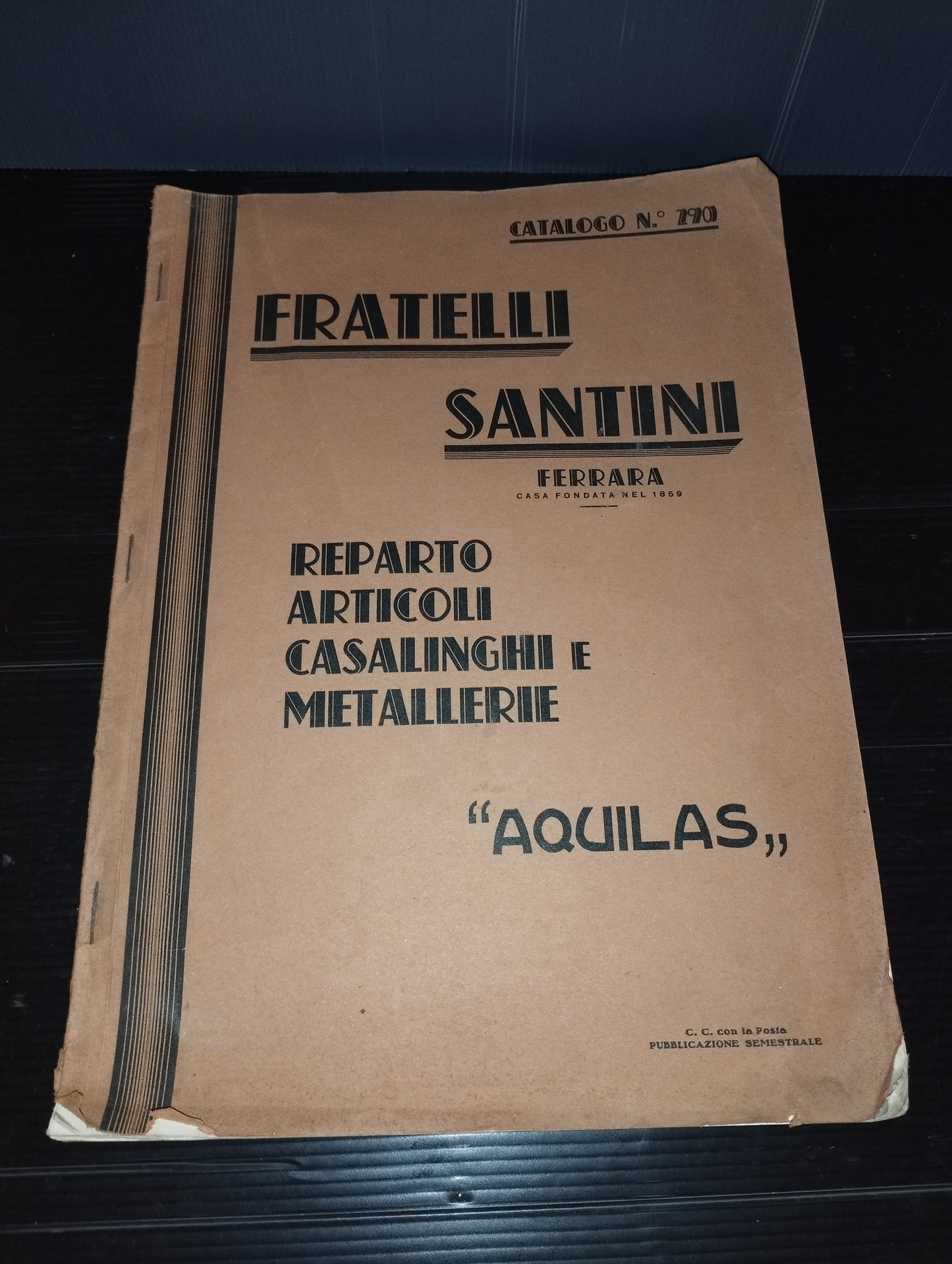 Antico Catalogo ditta Fratelli Santini Ferrara

Fabbrica articoli casalinghi,illuminazione,metallerie

Edito nel 1937