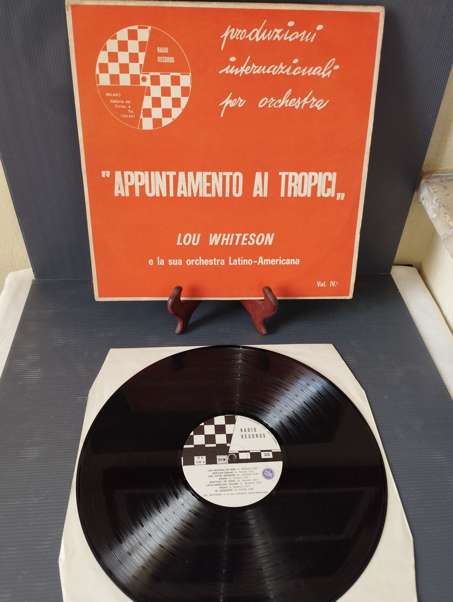 Appuntamento Ai Tropici Vol.IV" Lou Whiteson Lp 33 giri

Edito nel 1966 da  Radio Records