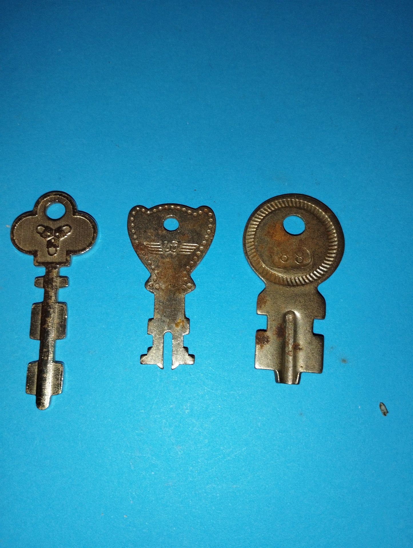 Lot of 6 keys