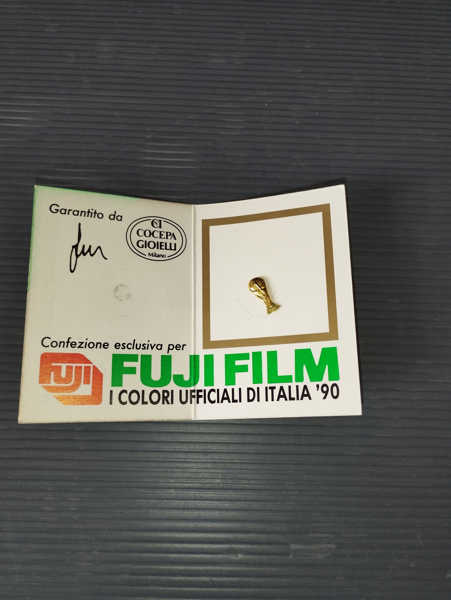 Italia 90 Gold World Cup Pin Fuji Film Gadget the official colors of Italia '90